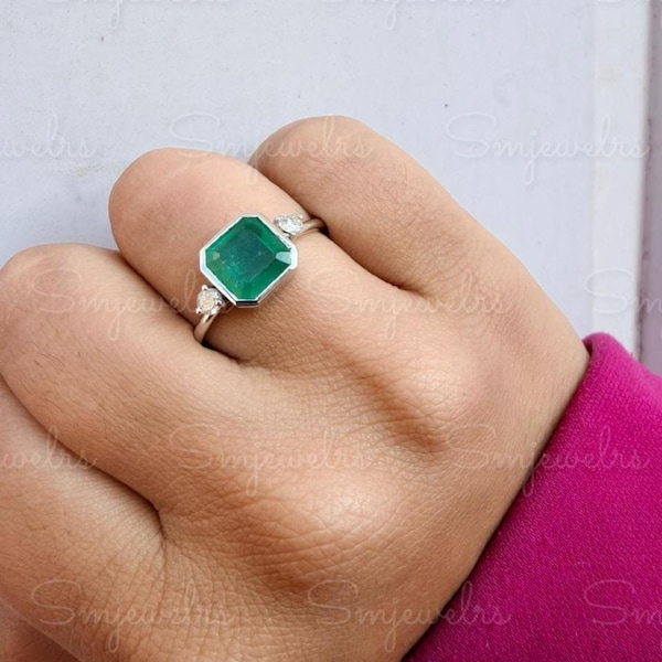 Anillo de compromiso con esmeralda natural oscura de talla octogonal de 4,50 quilates engastada en bisel y diamantes.