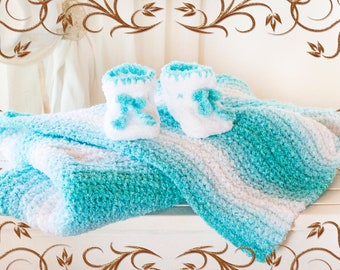 Crocheted baby blanket and booties of blue. Set for newborn. Gender neutral baby clothes.  Crocheted plaid for child from 0 to 12 months.