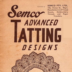 Könnte beinhalten: Ein Vintage-Anleitungsheft für fortgeschrittene Häkelspitzen-Designs. Der Umschlag zeigt ein braunes Spitzenkragen-Design und den Text "Semco Advanced Tatting Designs" und "Semco Instruction Book No. 50 N.Z."