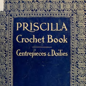 Puede incluir: Un libro azul titulado "PRISCILLA Crochet Book Centrepieces & Doilies" con un borde de ganchillo blanco. El libro fue publicado por The Priscilla Publishing Co. en Boston, Mass.