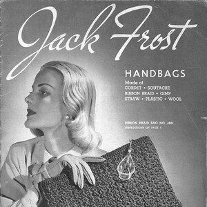 Peut inclure: Une image en noir et blanc d'une femme tenant un sac à main en crochet. Le sac à main est fait de tresse de ruban et provient de Jack Frost Handbags, Volume 48. Le texte sur la page se lit comme suit : "Jack Frost Handbags Made of Cordet, Soutache, Ribbon Braid, Gimp, Straw, Plastic, Wool. Ribbon Braid Bag No. 4801 Instructions on Page 2. Volume 48 Price 20c."