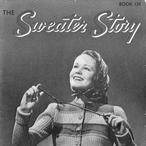 Peut inclure: Une photo en noir et blanc d'une femme portant un cardigan en tricot rayé avec des boutons. La femme sourit et tient une aiguille à tricoter. Le texte "The Sweater Story" et "Book 124" est en haut de l'image. Le texte "Design No. 1161" est dans le coin inférieur gauche de l'image. Le texte "Price 10 Cents" est dans le coin inférieur droit de l'image.