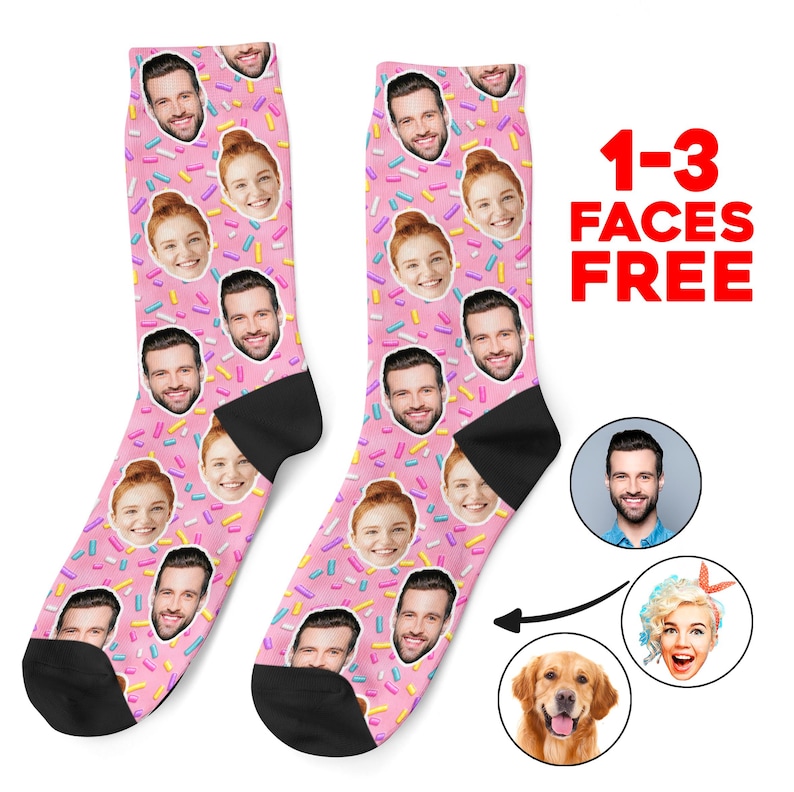 K&ouml;nnte beinhalten: Ein Paar rosa Socken mit einem Muster aus bunten Streuseln und Gesichtern. Die Socken sind mit 1-3 Gesichtern anpassbar. 1-3 GESICHTER GRATIS.