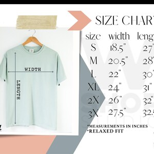 Puede incluir: Tabla de tallas para una camiseta con medidas en pulgadas. La tabla muestra el ancho y la longitud de la camiseta en las tallas S, M, L, XL, 2X y 3X. El texto "RELAXED FIT" tambi&eacute;n est&aacute; incluido.