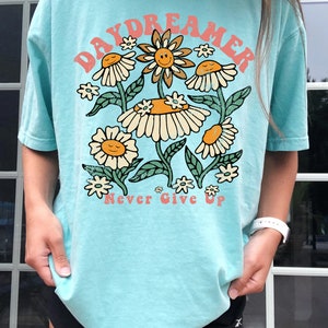 Camisa floral boho, camisa hippie, camisa Daydreamer, camiseta retro, colores cómodos, camiseta de verano, camiseta de flores, camiseta de jardín, plantas imagen 7