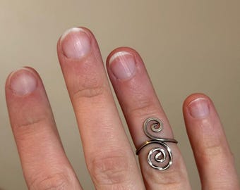 Handgjord tvinnad tråd-midiring eller tåring, liten storlek 1, virvelsilver (sterling?) metallring för kvinnor