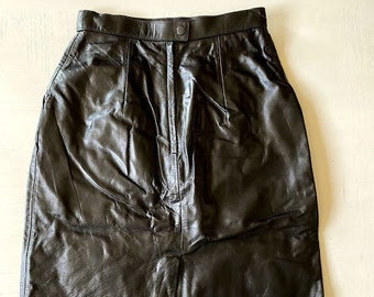 Wilson Black Leather Midi Skirt Women's Size 10, Vintage Biker Preppy Trendy Unique Fashion, Like New, Button/Zipper w/ Pockets