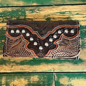 Cartera estilo western de cuero y tachuelas metálicas para mujer, triple, marrón/plateada, accesorios de vaquera, como nueva.
