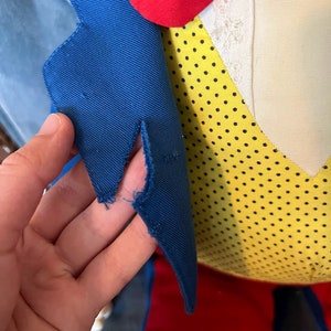 K&ouml;nnte beinhalten: Eine blaue Stoffjacke mit einem zerrissenen Rand. Die Jacke ist aus einem dicken, strukturierten Stoff gefertigt. Die Jacke ist abgenutzt und hat einen Used-Look.