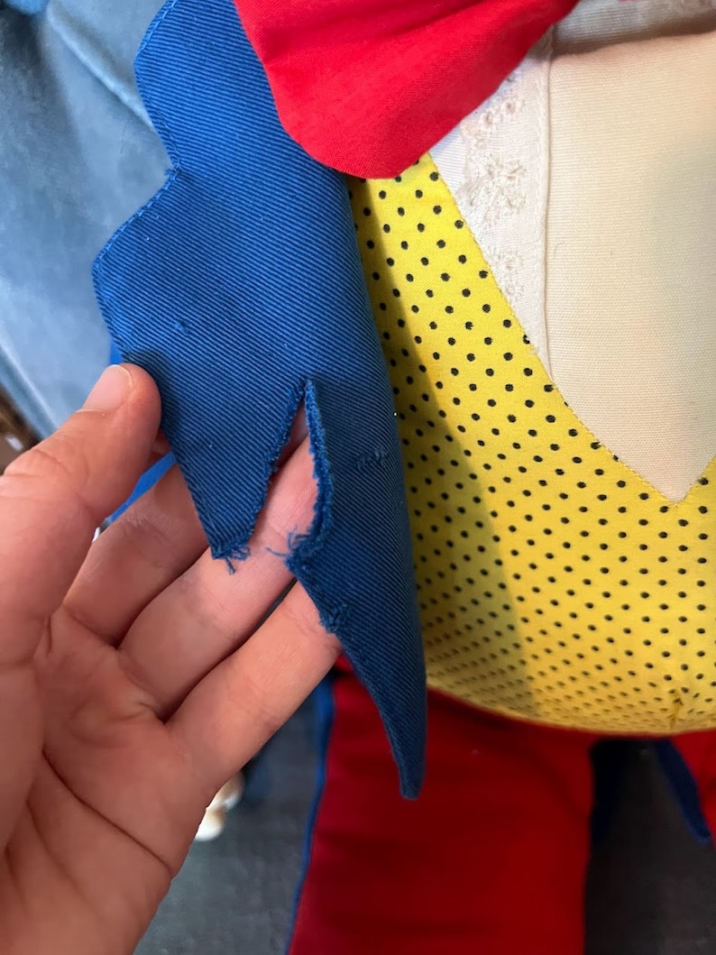 K&ouml;nnte beinhalten: Eine blaue Stoffjacke mit einem zerrissenen Rand. Die Jacke ist aus einem dicken, strukturierten Stoff gefertigt. Die Jacke ist abgenutzt und hat einen Used-Look.