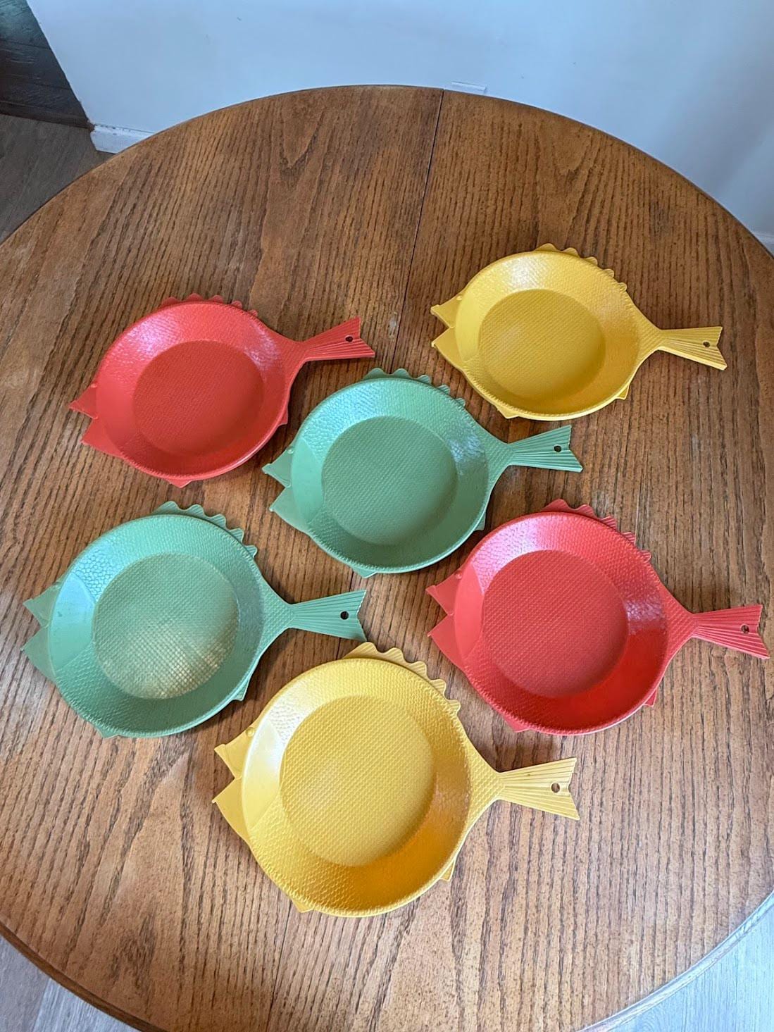 Mid Century Regaline Fish Paper Plate Holder, Plastic Basket, Vintage Hostess Ware for Summer BBQ Parties, Set of 6 -Green, Orange, Yellow