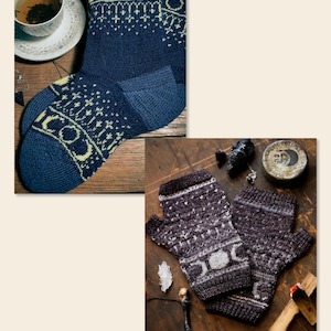 Puede incluir: Dos pares de accesorios de punto con un patrón de luna y estrellas. El primer par es de calcetines azules con un patrón amarillo. El segundo par es de guantes sin dedos marrones con un patrón blanco.