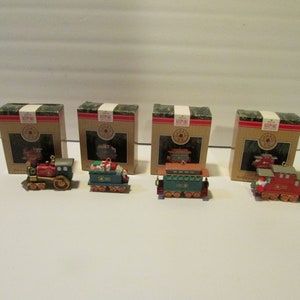 vintage Hallmark 1991 adorno de tren conjunto de coche de pasajeros, regalo, locomotora y furgón de cola con caja de decoración navideña