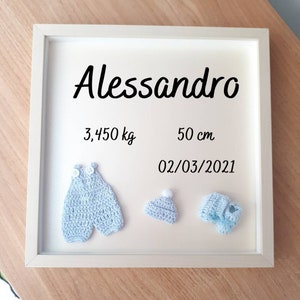 Quadro nascita personalizzato con corredo azzurro all'uncinetto con dati per nascita, regalo di battesimo per bambino