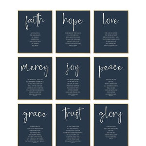 Könnte beinhalten: Neun quadratische, marineblaue Drucke mit goldenen Rahmen. Jeder Druck zeigt oben ein weißes Wort und darunter einen weißen Text. Die Wörter sind "Glaube", "Hoffnung", "Liebe", "Barmherzigkeit", "Freude", "Frieden", "Gnade", "Vertrauen" und "Herrlichkeit". Die Drucke sind in vier Größen erhältlich: 24 Zoll mal 36 Zoll, 16 Zoll mal 20 Zoll, 11 Zoll mal 14 Zoll und A1 (59,4 Zentimeter mal 84,1 Zentimeter).