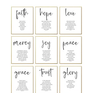 Könnte beinhalten: Neun druckbare Wandbilder mit goldenen Rahmen und schwarzem Text auf weißem Hintergrund. Die Drucke zeigen die Wörter "Glaube", "Hoffnung", "Liebe", "Barmherzigkeit", "Freude", "Frieden", "Gnade", "Vertrauen" und "Herrlichkeit" mit Bibelversen unter jedem Wort.