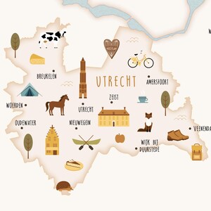 Op de afbeelding: Een geïllustreerde kaart van Utrecht, Nederland, met lokale bezienswaardigheden en iconen. De kaart bevat een kompasroos, een koe, een fiets en de tekst "Utrecht". Het kleurenschema is voornamelijk beige, bruin en groen.