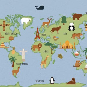 Könnte beinhalten: Eine hellblaue Weltkarte als Wandbild mit grünen Kontinenten, beschriftet mit North America, Europe, Asia, Africa, South America und Oceania. Sie enthält Illustrationen von Tieren, Sehenswürdigkeiten und eine Windrose in der Ecke.