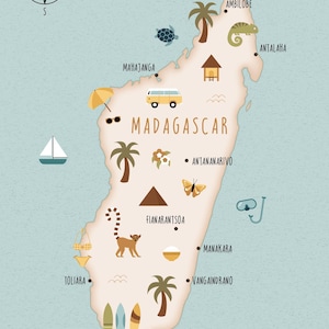 Peut inclure: Une carte illustrée colorée de Madagascar avec diverses icônes et étiquettes de texte. La carte présente une boussole, un voilier, une tortue, un caméléon, un lémurien, un papillon, un palmier, un parasol de plage, une planche de surf, une hutte, une voiture, un tuba et un masque, et un bol. Le texte sur la carte comprend le nom du pays, Madagascar, et les noms de diverses villes et villages, dont Antananarivo, Mahajanga, Toliara, Fianarantsoa, Manakara, Vangaindrano, Ambilobe, Antsiranana et Ambovombe.