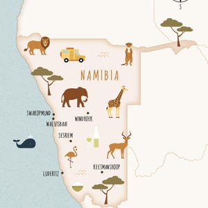 Könnte beinhalten: Eine skurrile Karte von Namibia mit Illustrationen der lokalen Tierwelt, Sehenswürdigkeiten und einer Windrose. Die Karte zeigt einen Löwen, einen Elefanten, eine Giraffe und andere Tiere, mit dem Namen des Landes in einer stilisierten Schriftart.