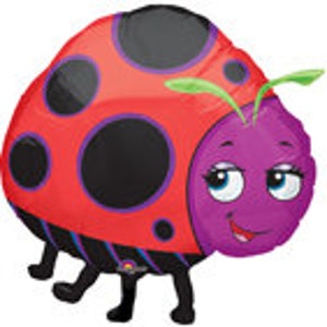 Puede incluir: Un gran globo con forma de mariquita roja con lunares negros y una cabeza morada. El globo tiene una cara sonriente, antenas verdes y patas negras. Está diseñado para flotar y probablemente está hecho de un material metálico.