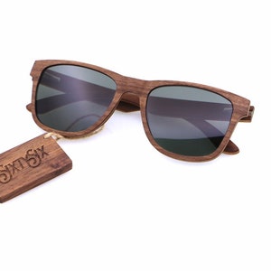 Peut inclure: Lunettes de soleil en bois brun avec des verres gris fonc&eacute; et une &eacute;tiquette en bois qui dit "SIXSIX".