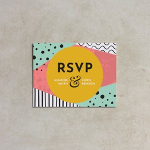 Carte postale imprimable RSVP mariage rétro, personnalisée, numérique, pois colorés et rayures, amusant moderne et unique, rose menthe et jaune