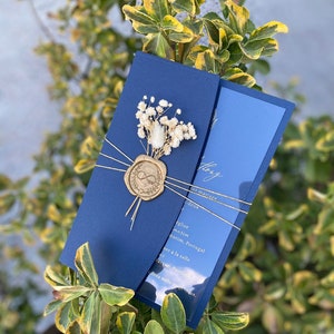 Faire-part de mariage floral de luxe | Entièrement personnalisable | Enveloppe en papier bleu marine + carte d'insertion + cachet de cire + fleur | Autres couleurs possibles