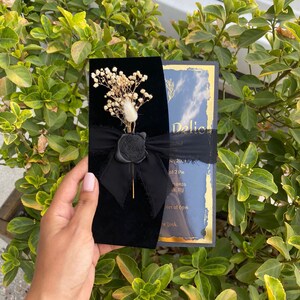 Faire-part de mariage en velours floral de luxe | Entièrement personnalisable | Enveloppe en velours noir + intercalaire + cachet de cire + fleur | Couleurs possibles