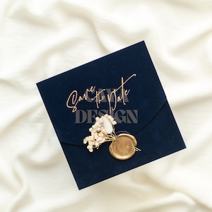 Faire-part de mariage en velours floral de luxe | Entièrement personnalisable | Enveloppe en velours bleu marine + carte d'insertion + cachet de cire + fleur | Couleurs possibles