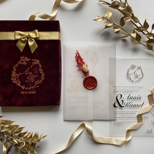 coffret faire-part de mariage | Boîte de mariage en velours rouge bordeaux | Veste en vélin unique, cachet de cire et fleur pré-assemblés | Design personnalisable