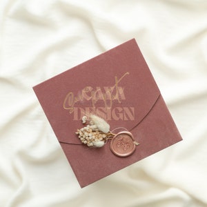 Faire-part de mariage en velours floral de luxe | Entièrement personnalisable | Enveloppe velours rose poudré + intercalaire + cachet de cire + fleur | Couleurs possibles