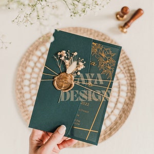 Faire-part de mariage floral de luxe | Entièrement personnalisable | Enveloppe en papier émeraude + carte d'insertion + cachet de cire + fleur | Autres couleurs possibles