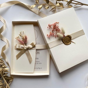 Coffret mariage | Boîte crème blanc cassé | Cachet de cire pour enveloppe plié en deux et fleur | Design minimaliste personnalisable | Pour les mariages de luxe