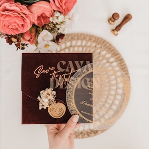 Faire-part de mariage en velours floral de luxe | Entièrement personnalisable | Enveloppe en velours bordeaux + intercalaire + cachet de cire + fleur | Couleurs possibles