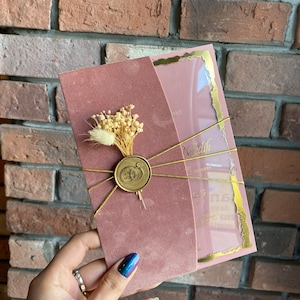 Faire-part de mariage en velours floral de luxe | Entièrement personnalisable | Enveloppe velours rose poudré + intercalaire + cachet de cire + fleur | Couleurs possibles