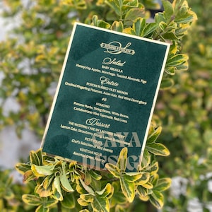 Menu de mariage en velours vert émeraude sur carton doré | Design personnalisable | Menu parfait pour votre mariage de luxe minimaliste et rustique