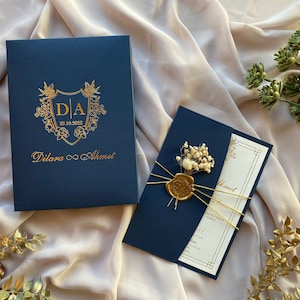 Coffret mariage | Boîte bleu marine | Enveloppe unique pliée en deux, cachet de cire et fleur | Design minimaliste personnalisable | Mariages de luxe et rustiques