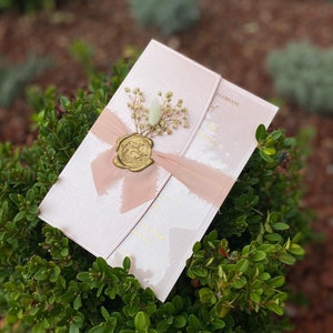 Faire-part de mariage floral de luxe | Entièrement personnalisable | Enveloppe en papier rose layette + carte d'insertion + cachet de cire + fleur | Autres couleurs possibles
