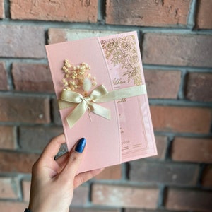 Faire-part de mariage floral de luxe | Entièrement personnalisable | Enveloppe en papier rose + carte d'insertion + cachet de cire + fleur | Autres couleurs possibles