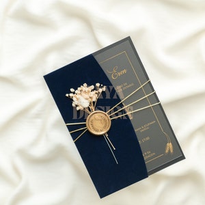 Faire-part de mariage en velours floral de luxe | Entièrement personnalisable | Enveloppe en velours bleu marine + carte d'insertion + cachet de cire + fleur | Couleurs possibles