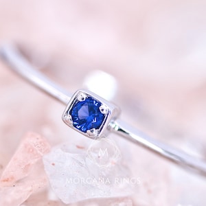 Winziger Saphir Blauer ultra zierlicher Edelstein Ring - September Geburtsstein Minimalistischer Stapelring