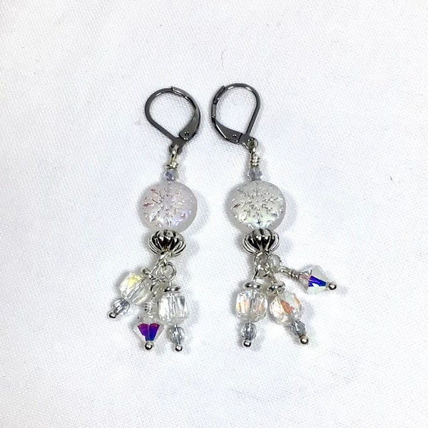 Boucles d’oreilles en cristal et en verre à reflets irisés aurore boréale, perle plate flocon de neige irisé, dormeuses acier