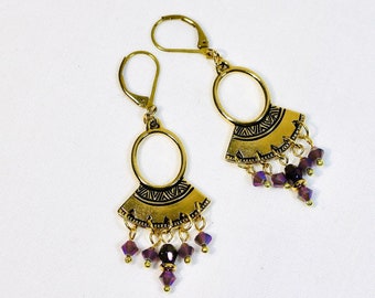 Boucles d oreilles style ethnique-boho, anneau ovale plaqué or, perles toupies en cristal Swarovski violet, dormeuses en laiton