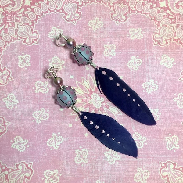 Boucles d’oreille boho, perle artisanale en verre filé au chalumeau, plume teintée bleu « navy »