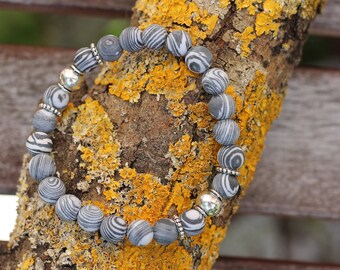 Bracelet homme élastiqué en perles de pierre naturelle agate rayée noir et blanc, aspect ultra mat, finitions perles métal argenté