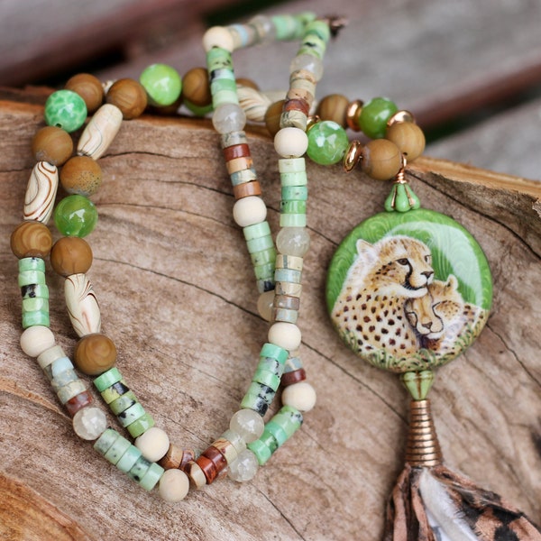 Collier sautoir boho, pendentif animalier peint main et laqué, soie de sari, perles agate naturelle, perles bois