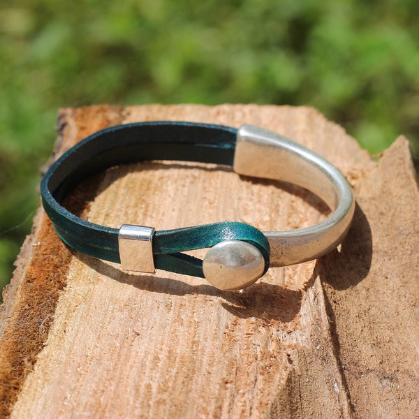 Bracelet homme ou unisexe, double cordon de cuir plat européen vert émeraude et demi bracelet en zamac plaqué argent, fermeture crochet