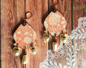 Boucles d oreilles romantiques, illustration Morris Art Nouveau, tons abricot, beige clair et cuivre, gouttes perles Swarovski