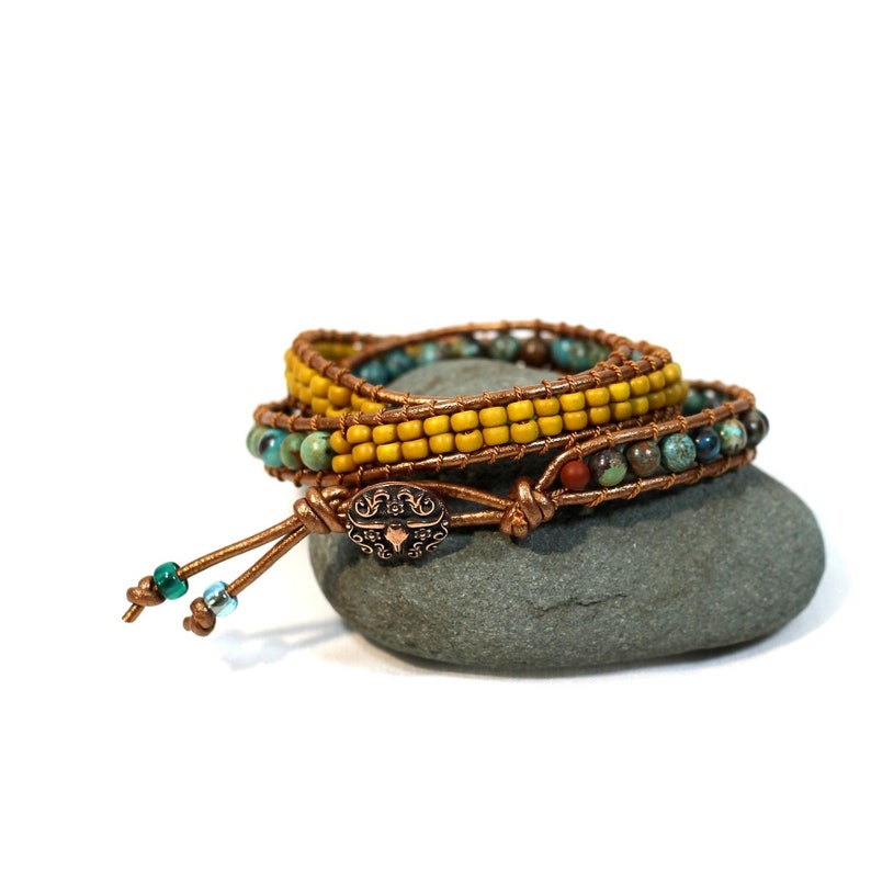 Bracelet boho wrap tressé, trois rangs, cordon cuir, pierres naturelles turquoise, perles verre tchèque, fermoir bouton en cuivre TierraCast image 1